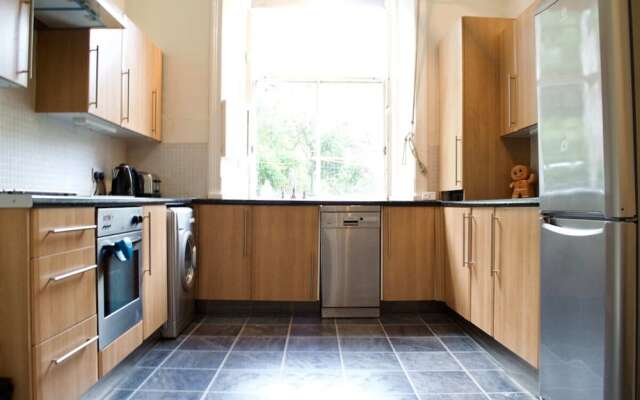 Beautiful Traditional 3 Bedroom Apartment in Edinburgh