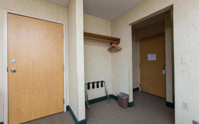 Commodores Inn