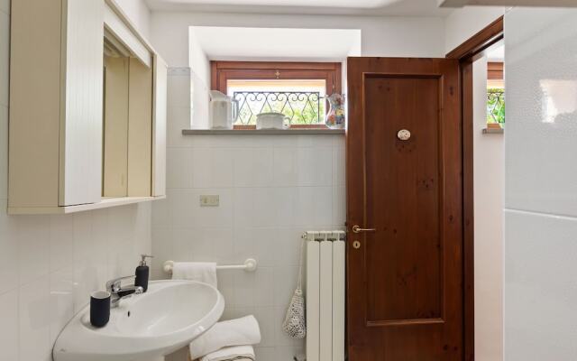 Delightful Villa in Varano with Fireplace