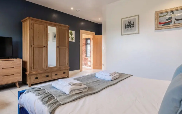 Brick Barn - Luxury Barn by River Avon