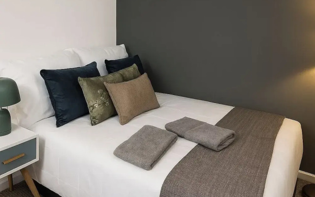 London Bow Apartment - Spacious 4 Bedrooms