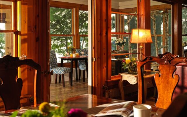 Wolf Cove Inn