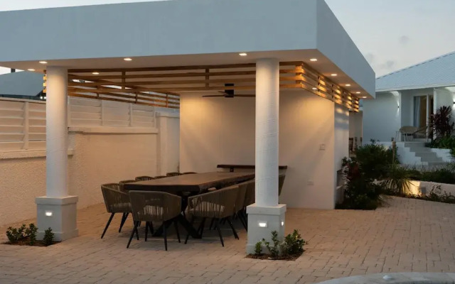 Beachfront Villa w Pool Sleeps 16 Dining Tub