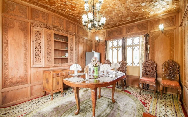 New Maharaja Palace Group of Houseboat's