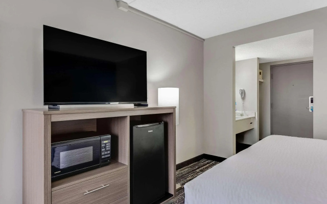 Clarion Pointe Near Erie Casino