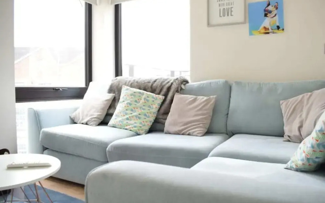 Bright 1 Bedroom Flat in North London With Balcony
