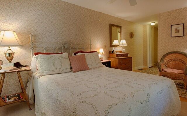 The Buttonwood Inn on Mt. Surprise