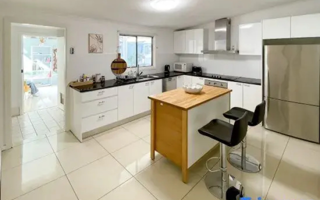 Spacious 4-Bedroom Family Home - Close to Airport & City