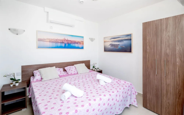 Islet Seafront Penthouse with Hot tub