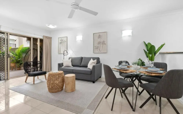 Lux Apartment Cairns - 9 Pools BBQ Gym