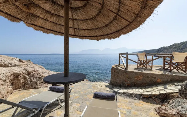 Beautiful 3-bed Sea Front Villa in Agios Nikolaos