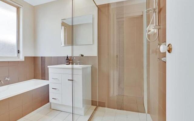 Pool Paradise in the Heart of Vincentia