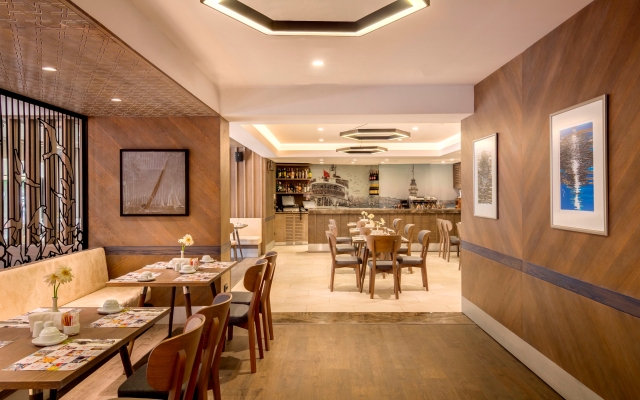 Grander Inn & Suites