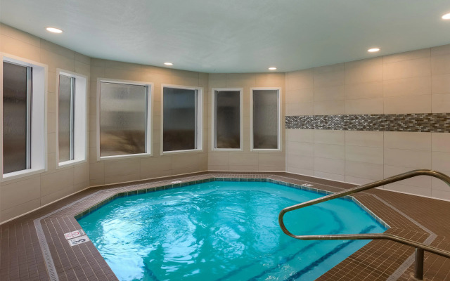 Orangewood Inn & Suites Kansas City Airport