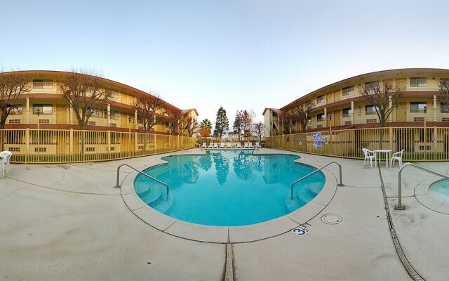 Quality Inn & Suites Bakersfield