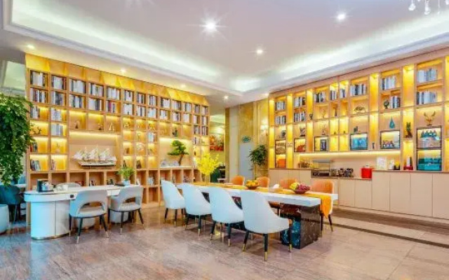 Vienna Hotel(Hezhou Lingfeng Plaza Diversified Global City Store)