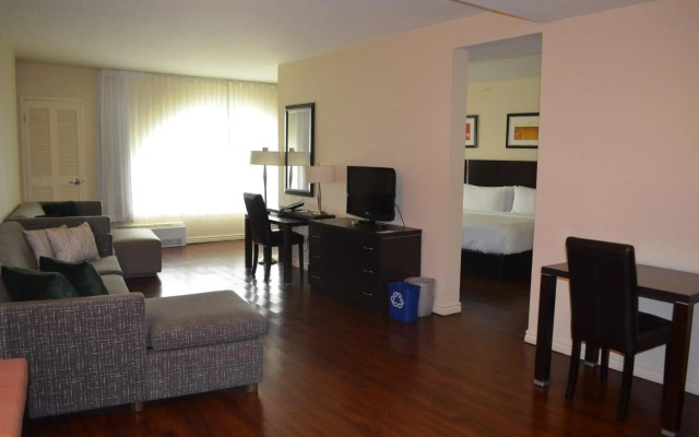 Holiday Inn Hotel & Suites Montreal Airport by IHG