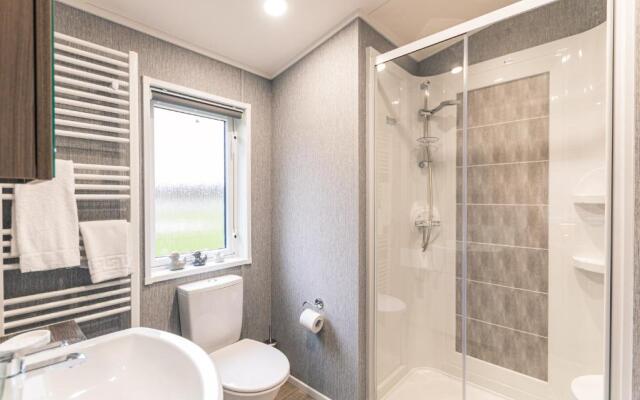 Honeysuckle Lodge with Hot Tub