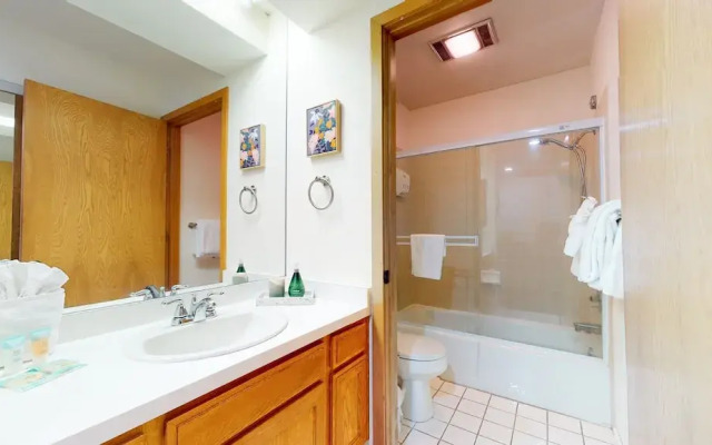 Snowcreek III 441 Pet-Friendly, BBQ Grill, Updated and On the Snowcreek Meadow by RedAwning