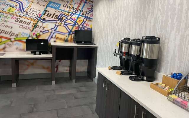 La Quinta Inn & Suites by Wyndham Tulsa Midtown Hotel