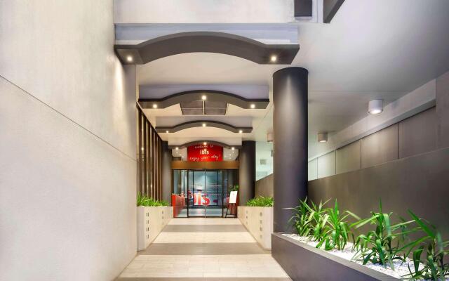 ibis Melbourne Hotel and Apartments