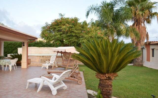 Villa con piscina a due passi dal mare