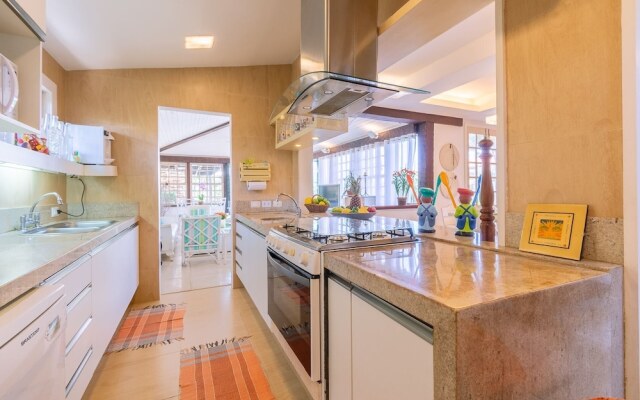 Excelente casa com piscina Armação