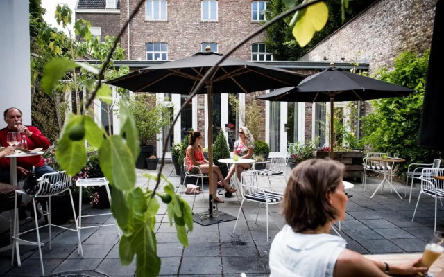 Fitz-Roy Urban Hotel Bar and Garden