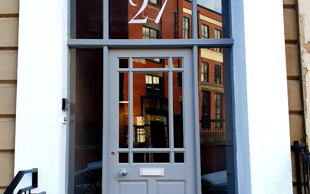 Vibrant Spacious Apartment In West End