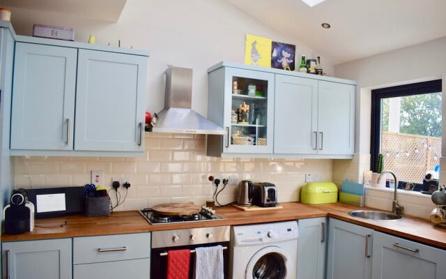 Bright 2 Bedroom Dublin House With Large Garden