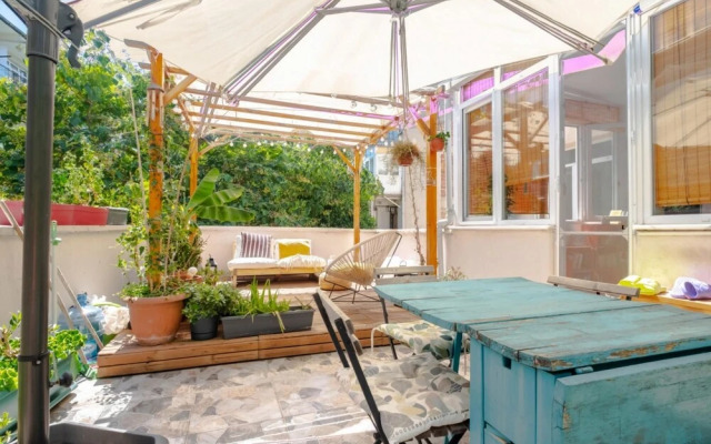 Eclectic Flat Near Metro With Terrace in Kadikoy