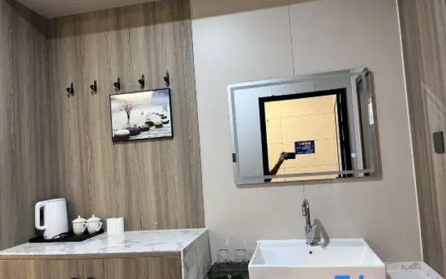 Luntai Zitong Hotel (Luntai Passenger Station Xinxin Road Pedestrian Street)