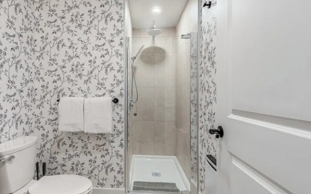 Beautiful Vieux Quebec 2 Bed Apt