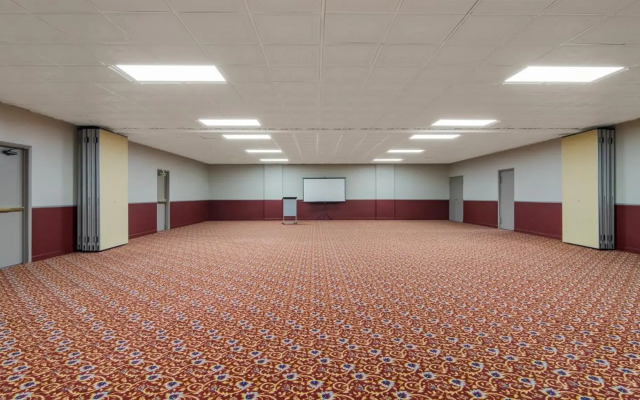 HomeTowne Studios by Red Roof & Conference Center Chicago – N Aurora/ Naperville