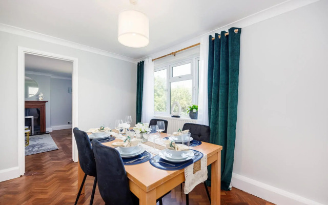 Convenient and Stylish 2-bed Apartment in Croydon