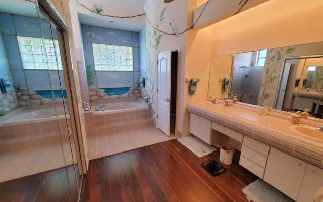 Cozy Canal 3 Bedroom Home