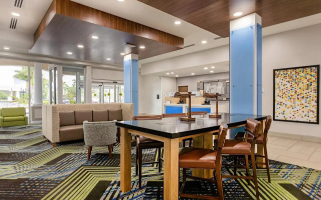Holiday Inn Express & Suites Miramar