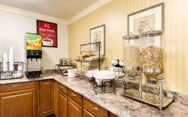 Howard Johnson by Wyndham Malden Boston Area