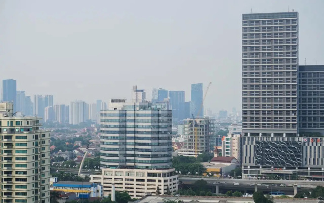 Big And Cozy 4br at L'Avenue Apartment