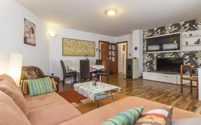 Holiday House with Pool Marika