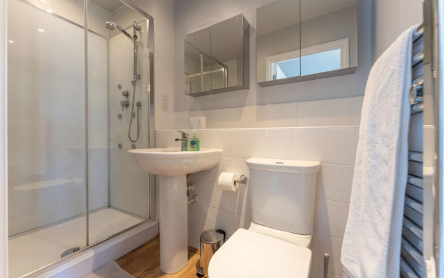 Luxury 2 Bed Apartment Parking by NEC Solihull