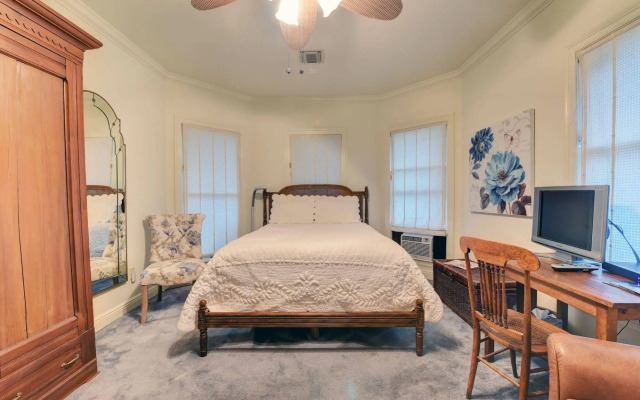 A Chateau on the Bayou Bed & Breakfast