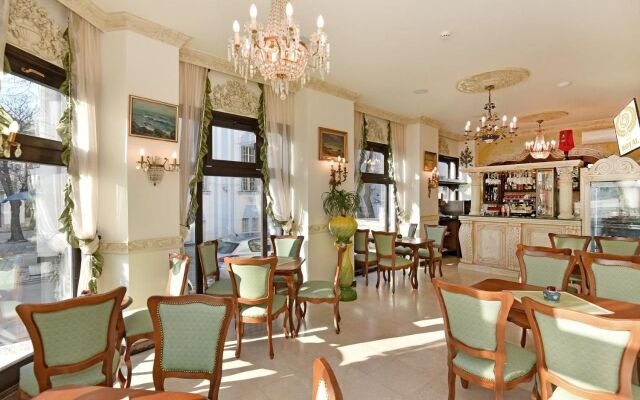 Royal Hotel