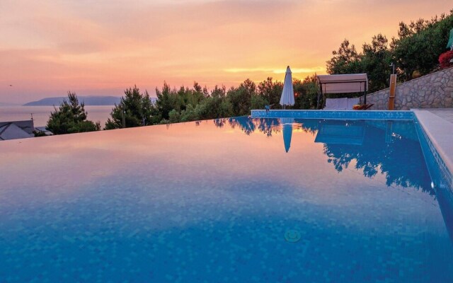 Beautiful Home in Makarska With Wifi and 7 Bedrooms