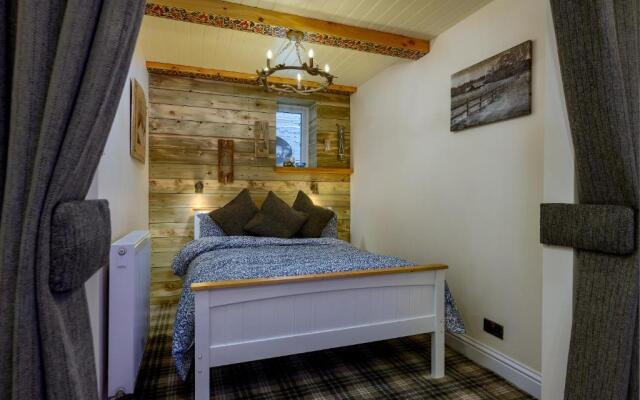 Anastasia's Secret! Cupar Swiss Alpine Style Apartment