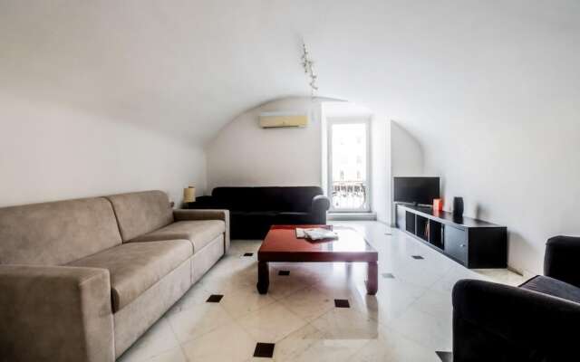 Caden Splace - Dbalconycollection at Piazza Navona