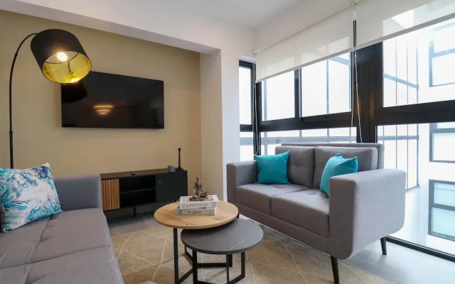 w Grandiose Duplex w Modern Deco in Miraflores