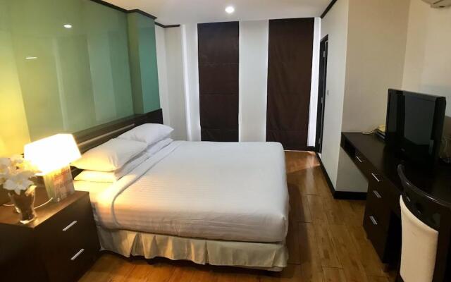 Twin Peaks Sukhumvit Suites