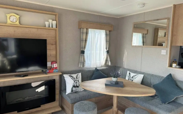 Gorgeous 2 Bed Caravan in South Cerney