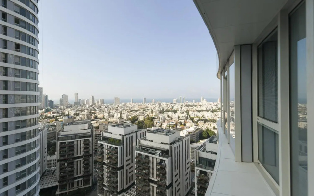 High-rise 3 bedroom Apartment with Balcony